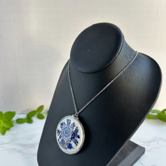 Delft Blue Reversible Pendant Necklace 20" Chain Silver Tone Floral & Sailboat - Picture 6 of 6